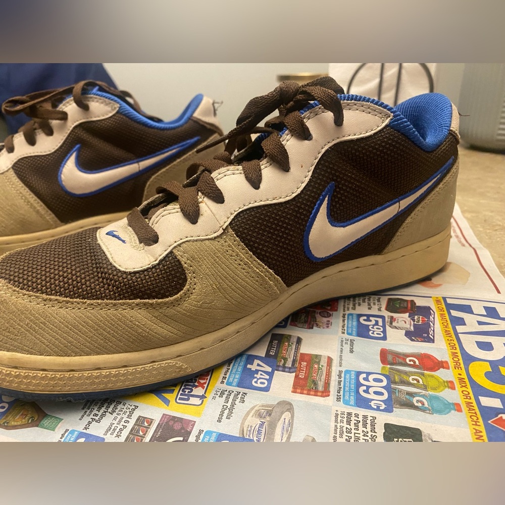 9.5 men’s…..dark brown, light brown, blue Nike Air’s